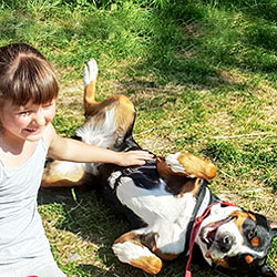 Kind und Hund Anna haben viel Spaß draußen