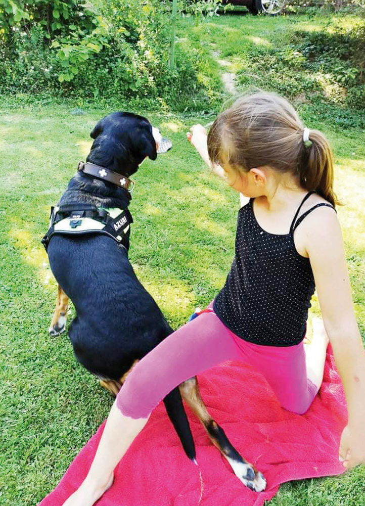 Kind tanzt mit Hund Anna
